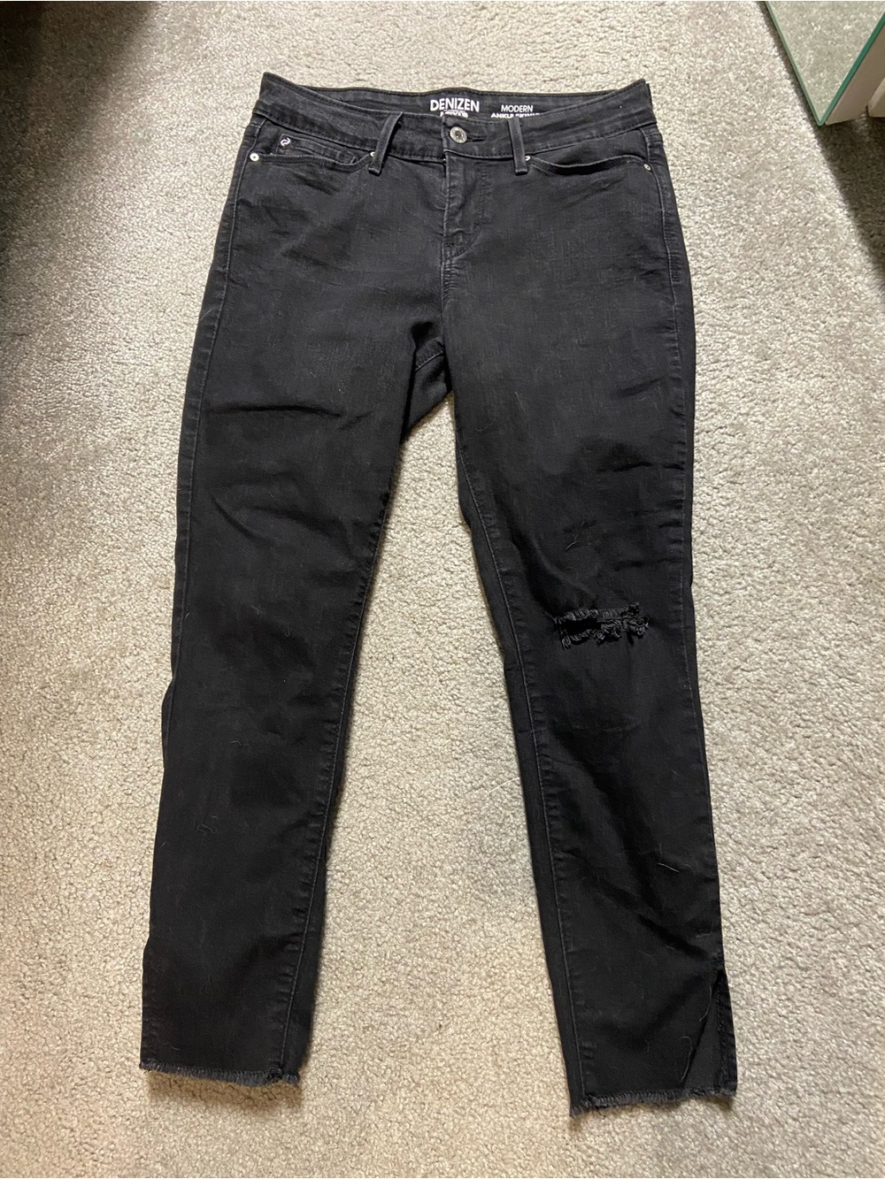 Denizen Levi’s Modern Ankle Skinny w/ Distressed Knee in Black